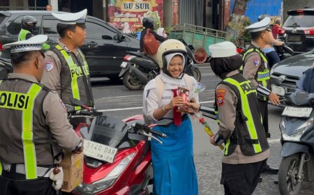 Operasi Keselamatan Semeru Polres Ponorogo Beri Hadiah Helm dan Cokelat Pengendara Tertib   