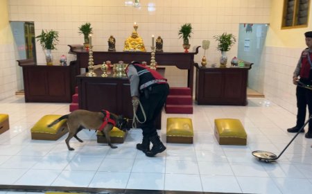 Polres Lumajang Lakukan Sterilisasi Vihara Jelang Perayaan Imlek