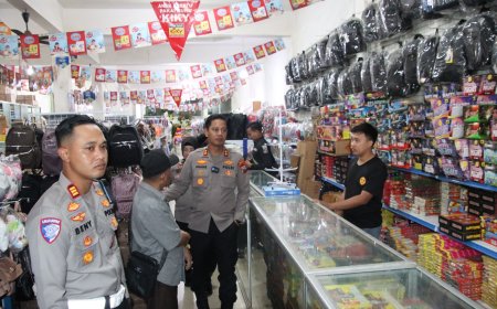 Polresta Sidoarjo Salurkan Paket Sembako untuk Warga Terdampak Banjir