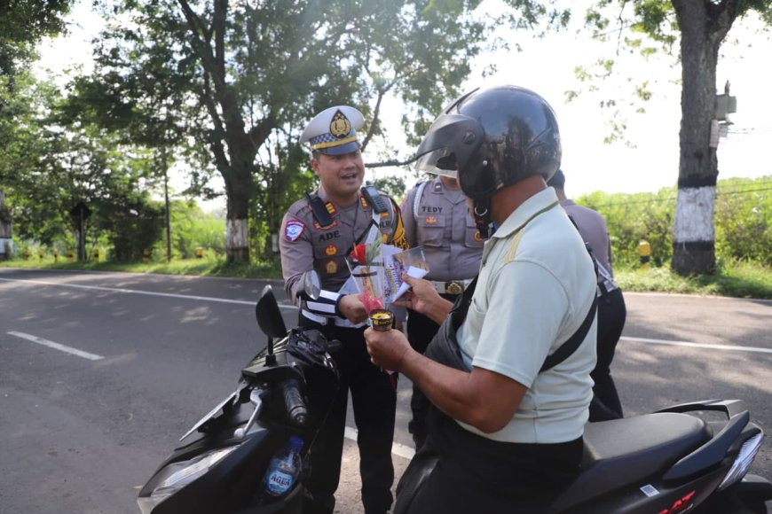 Polres Magetan Ajak Pengendara Tertib Lewat Pembagian Bunga dan Es Krim