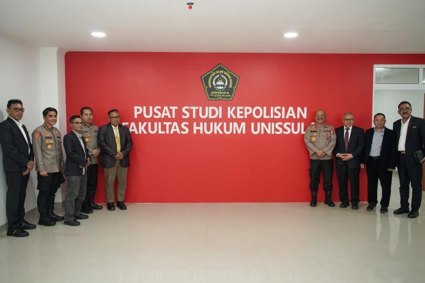 Pendekatan ini melibatkan kolaborasi dengan akademisi, peneliti, dan lembaga pendidikan