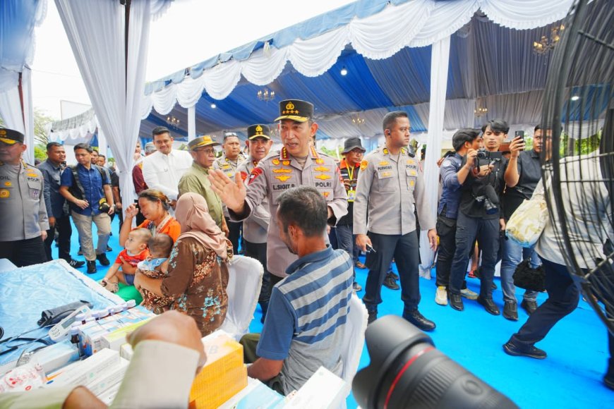 Kapolri Bersama DPR RI Kawal Distribusi Bantuan ke Tapteng