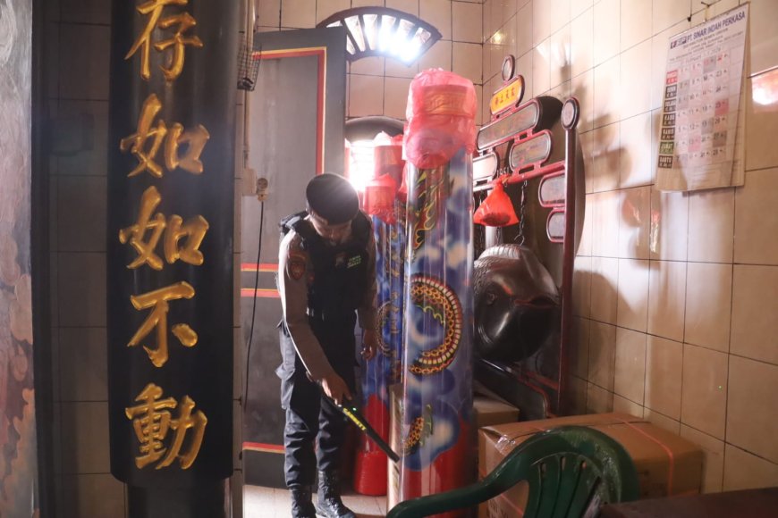 Polres Pelabuhan Tanjungperak Siagakan Personel Amankan Klenteng