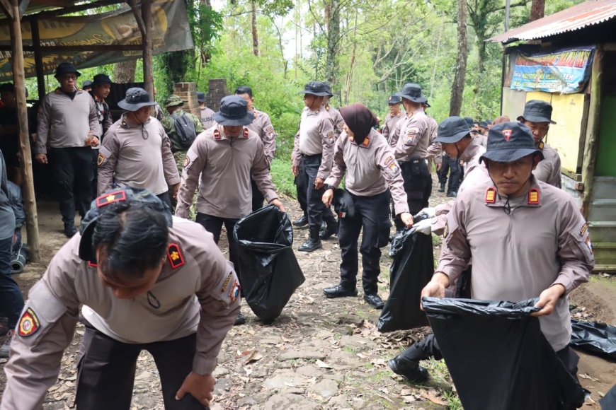 Gerakan Indonesia ASRI : Polres Magetan Gelar Korve di Jalur Pendakian Gunung Lawu      