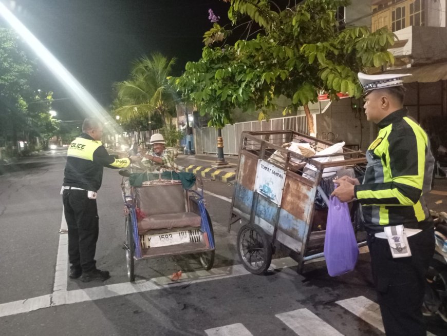 Patroli Sahur Ramadan, Polres Madiun Kota Dekatkan Diri ke Masyarakat