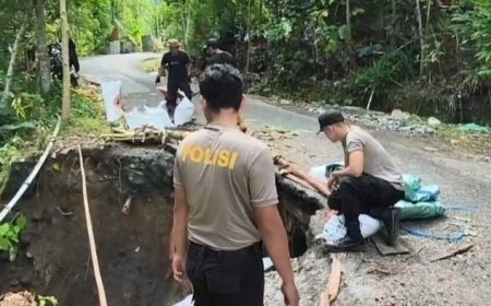 Polres Lumajang Bersama Warga Bangun Penguatan Tebing di Area Longsor