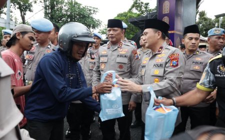 Kapolda Jatim Berbagi Kebahagiaan Ramadan Bersama Warga  Ramadan Berkah, Kapolda Jatim Tebar Takjil untuk Masyarakat