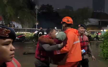 Tim SAR Brimob Polda Metro Jaya Bantu Penanganan Banjir Jakarta