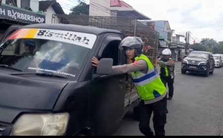 Tim Urai Polres Blitar Bantu Kendaraan Mogok di Jalur Lalu Lintas