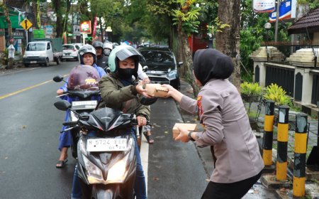 Setiap Hari di Ramadan, Polisi Malang Konsisten Berbagi Takjil untuk Pengendara