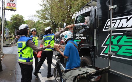 Polres Malang Rutin Bagikan Takjil Gratis untuk Pengendara Selama Ramadan