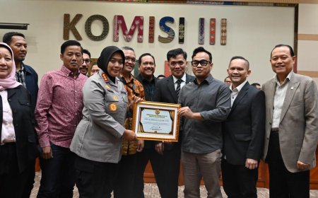 Komisi III DPR RI Beri Penghargaan ke Kapolres Metro Bekasi atas keberhasilan mengawal konflik antara Warga dengan Pengembang secara damai