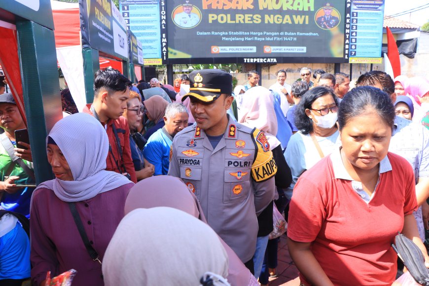 Warga Antusias Serbu Pasar Murah Polres Ngawi