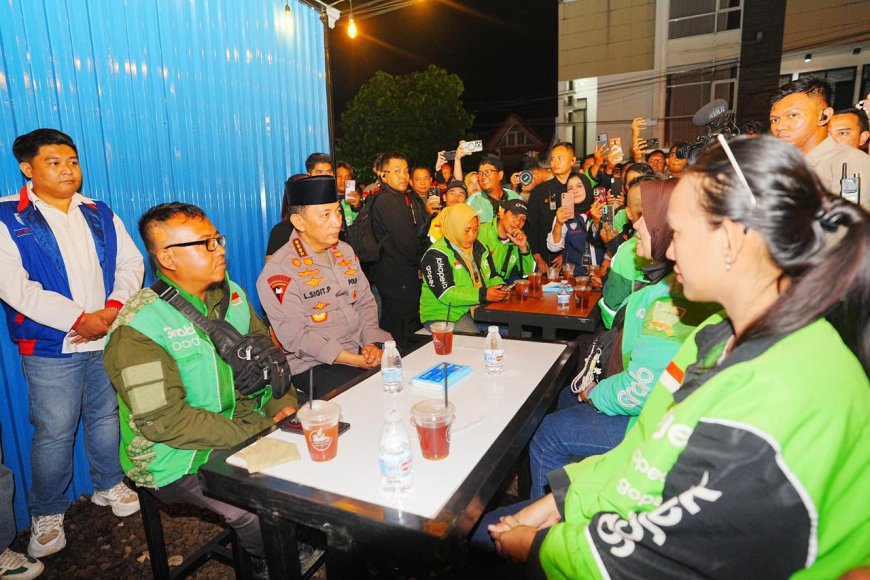 Kapolri Ajak Ojol Diskusi Santai di Kedai Ado Presisi