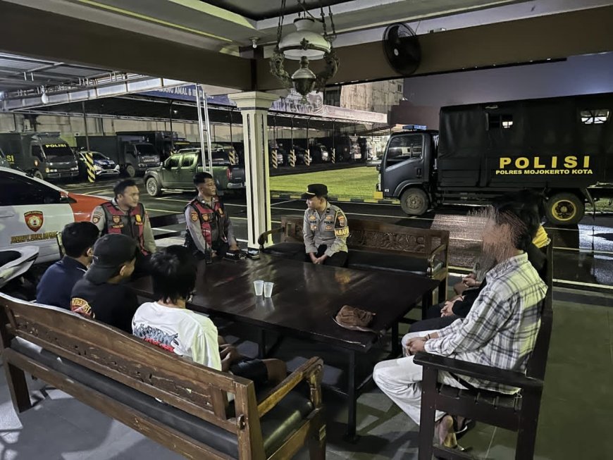 Polres Mojokerto Kota Bubarkan Tawuran Saat Patroli Sahur