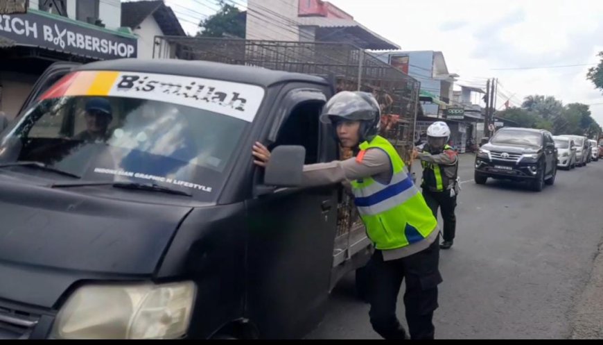 Tim Urai Polres Blitar Bantu Kendaraan Mogok di Jalur Lalu Lintas
