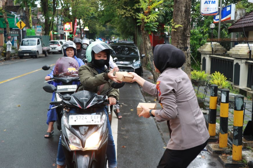 Setiap Hari di Ramadan, Polisi Malang Konsisten Berbagi Takjil untuk Pengendara