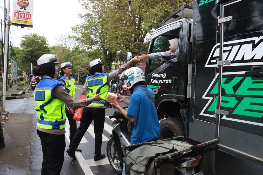 Jelang Akhir Ramadan, Polres Malang Tetap Konsisten Bagikan Takjil untuk Pengendara