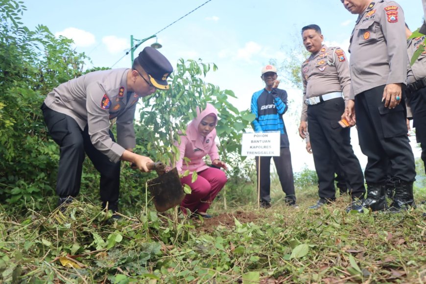 Polres Trenggalek Tanam Ratusan Pohon Beringin di Lahan Kritis Jaga Sumber Air   