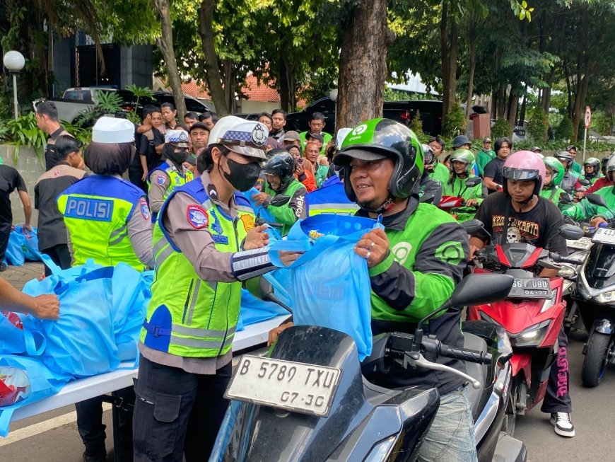 350 Paket Sembako Dibagikan Polda Metro Jaya untuk Ojol