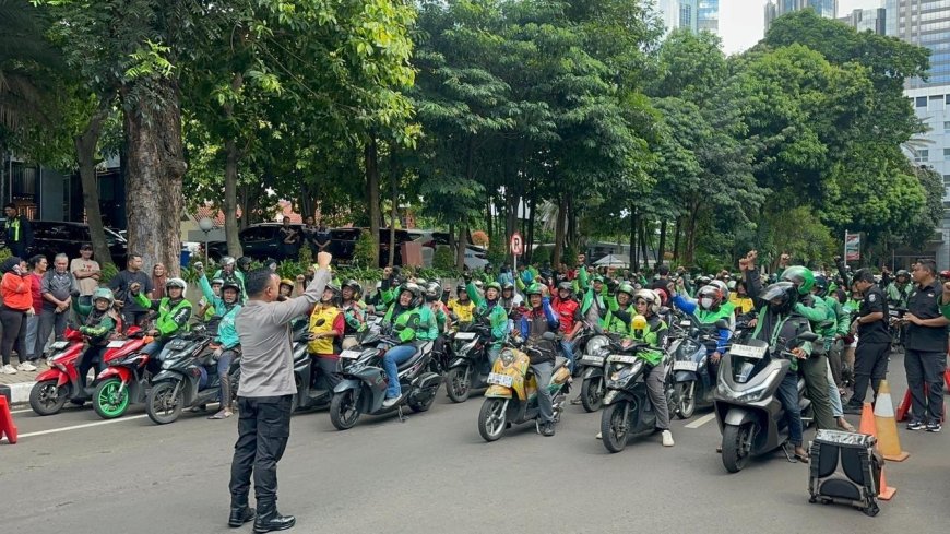 Jumat Peduli, Ojol Terima Bantuan dari Polda Metro Jaya