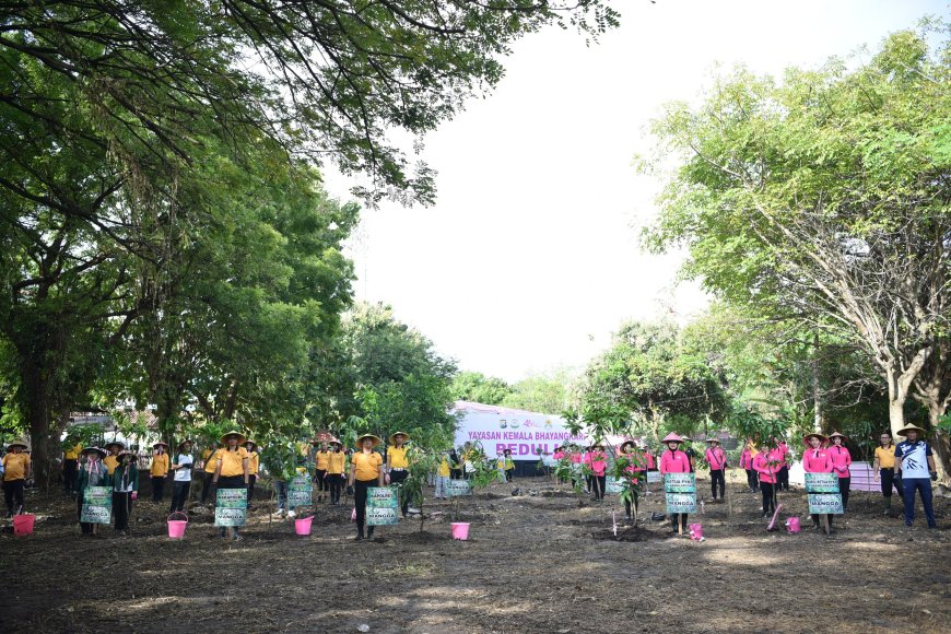 Polres Gresik Dukung Kelestarian Alam Lewat Penanaman Pohon