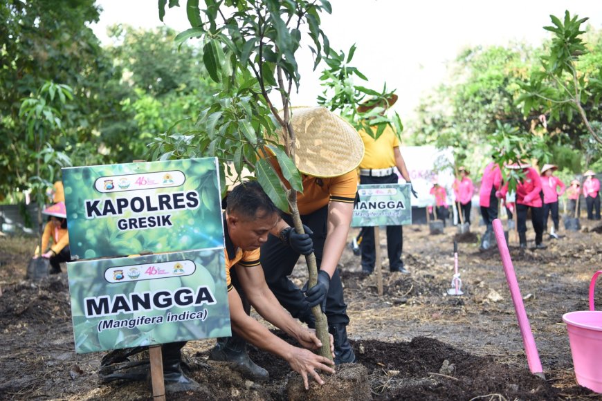 Polres Gresik Tanam Harapan Lewat Pohon Produktif