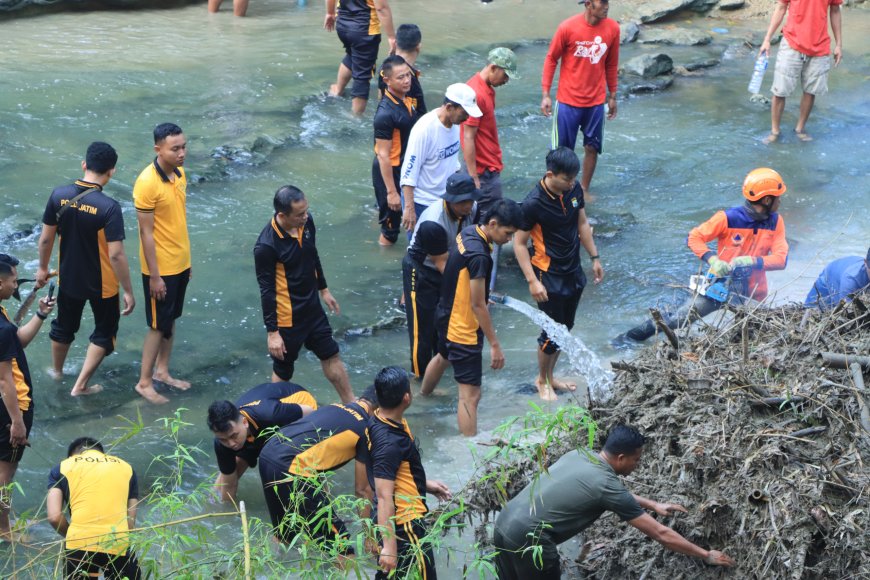 Gerakan Indonesia ASRI Warnai Aksi Bersih Sungai Polres Ngawi