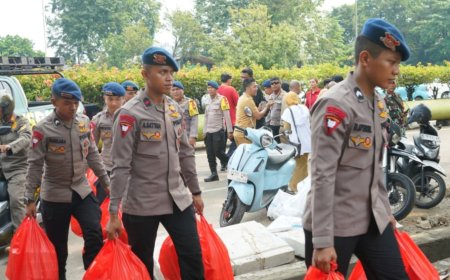 Brimob Metro Jaya Tunjukkan Respons Humanis untuk Korban Kebakaran